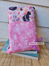 Load image into Gallery viewer, Fae skunk - Book sleeve