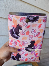 Load image into Gallery viewer, Fae skunk - Book sleeve