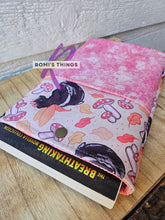 Load image into Gallery viewer, Fae skunk - Book sleeve