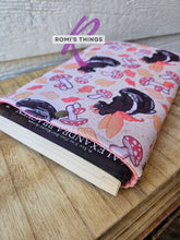 Load image into Gallery viewer, Fae skunk - Book sleeve
